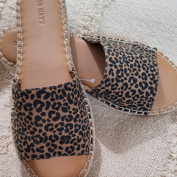 Old navy Leopard Flats sandals (they fit a 8.5) - Picture 3 of 8